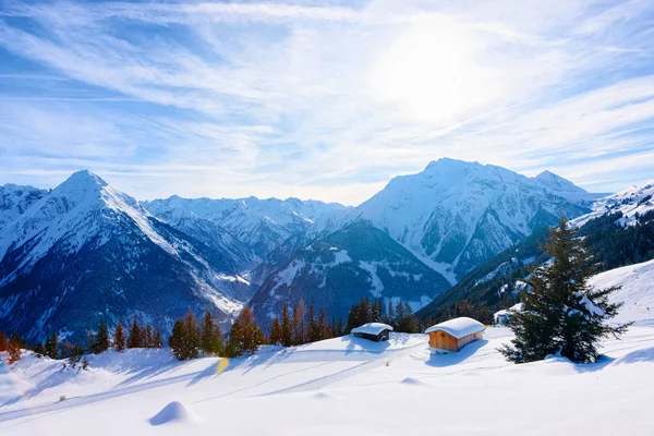 奥地利Mayrhofen滑雪度假城全景，有小木屋 — 图库照片