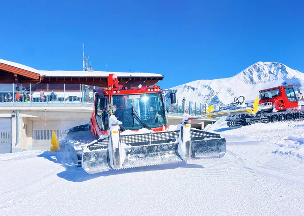 Ratracks trabajando en el glaciar Hintertux en Austria — Foto de Stock