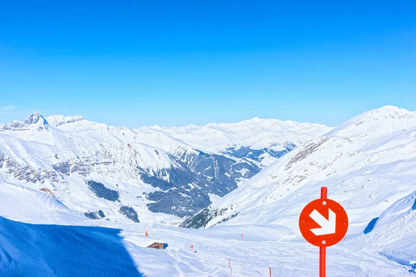 Piros irányjelző tábla és panoráma a Hintertux gleccser Ausztriában — Stock Fotó