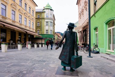 Celje kenti Slovenya 'nın caddesinde Kadın heykeli olan şehir manzarası