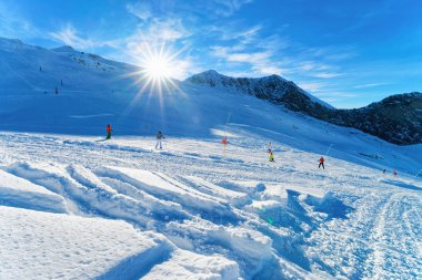 Avusturya 'daki Hintertux Buzulu' nda kayakçılar ve snowboardcular