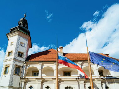 Maribor Kalesi Kulesi ve Maribor 'da bayraklar