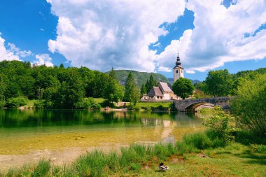 Slovenya 'da Kilisenin Aziz John Baptist Bohinj Gölü manzarası