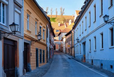 Ptuj 'un merkezinde sokak fenerleri olan şehir manzarası