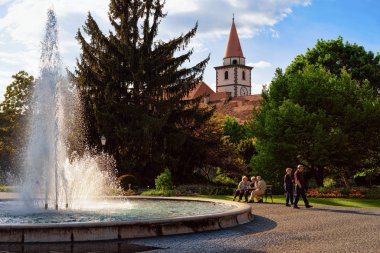 Park meydanında, Varazdin 'deki çeşmede insanlar var.