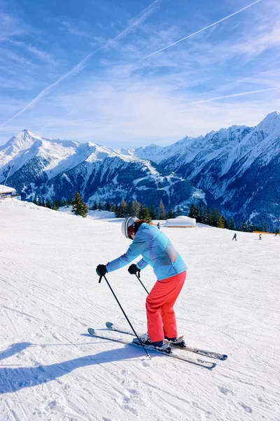 Mujer esquiadora esquiando en Penken Park en el Tirol en Austria —  Fotos de Stock