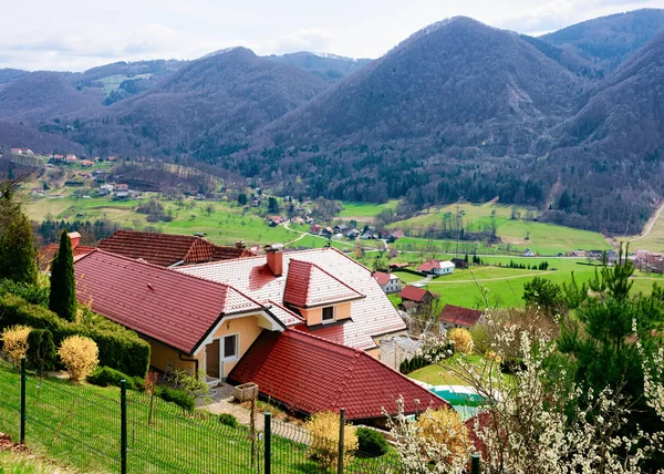 Paesaggio della valle e del centro storico di Celje in Slovenia — Foto Stock