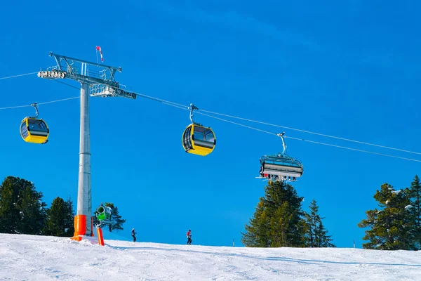 Cable αυτοκίνητα και ανελκυστήρες καρέκλα στο Penken Tyrol της Αυστρίας — Φωτογραφία Αρχείου