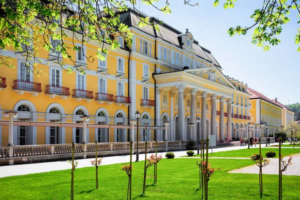 Rogaska Slatina旅馆大楼的花园和停车场 — 图库照片