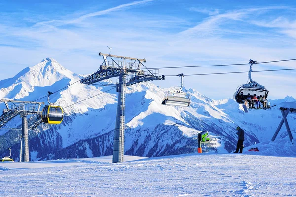 Kabelbanen en stoeltjesliften in Penken Tirol in Oostenrijk — Stockfoto