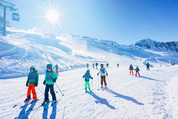 Grupo de niños Esquiadores con instructor esquiando en el glaciar Hintertux —  Fotos de Stock