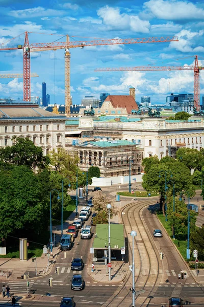 Silnice s automobilovou dopravou v parlamentu ve Vídni — Stock fotografie
