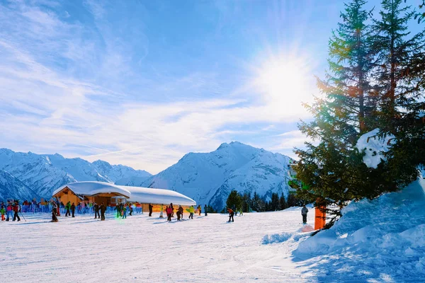 People skiing and snowboarding on Penken Park ski resort Austria — Stock Photo, Image