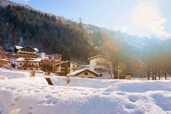 Paisaje con chalets de madera en Zillertal en Austria — Foto de Stock