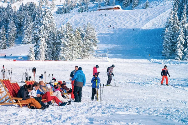 Folk kopplar av och sitter på solstolar på Zillertal Arena — Stockfoto