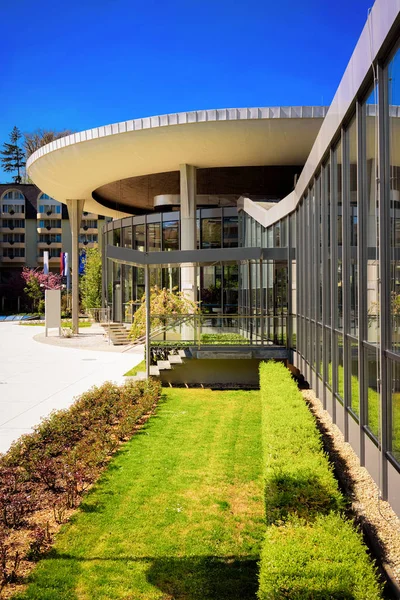 Entrada en vidrio Centro médico de Rogaska Slatina — Foto de Stock