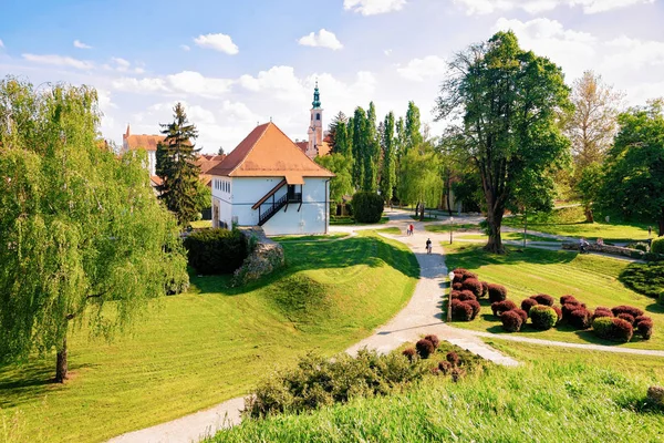 Stará městská brána na hradě ve Starém městě Varazdin — Stock fotografie