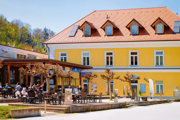 Les gens dans la rue café et restaurant à Rogaska Slatina — Photo