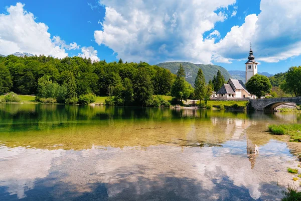 Landskap i kyrkan St John Baptist Bohinj Lake of Slovenia — Stockfoto