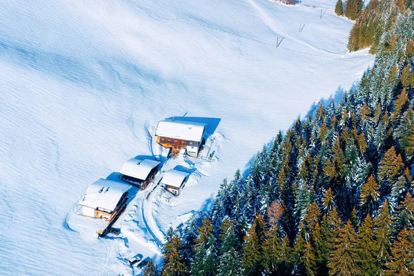 Вид с воздуха на горнолыжный курорт города Майрхофен шале дома Австрия — стоковое фото
