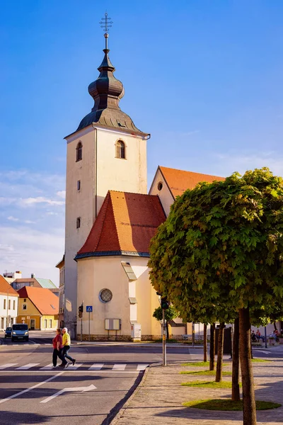 Plaza principal de la Libertad con Iglesia en Slovenska Bistrica — Foto de Stock
