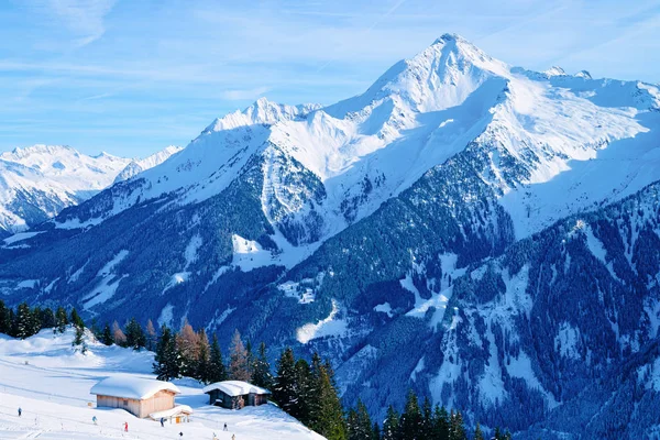 Panorama lyžařského střediska Mayrhofen a chalupy Rakousko — Stock fotografie