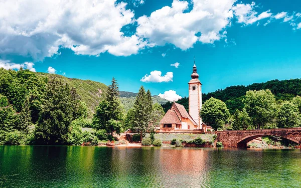 Landskap med kyrkan St John Baptist Bohinj Lake Slovenien — Stockfoto