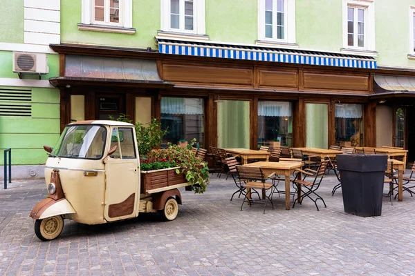 Paesaggio urbano con caffè di strada nel centro storico di Celje in Slovenia Immagine Stock