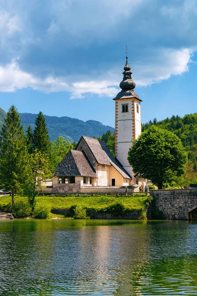 Scenario della chiesa di San Giovanni Battista Lago di Bohinj in Slovenia Foto Stock Royalty Free