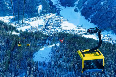 Avusturya 'nın Tyrol kentindeki Penken kayak merkezinde teleferik.
