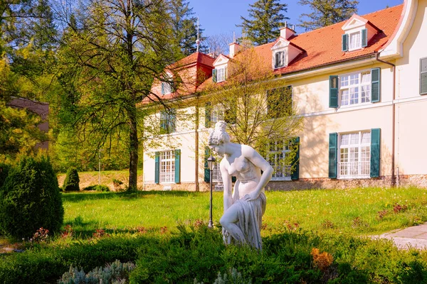Frauenstatue im Garten einer alten Villa in Rogaska Slatina — Stockfoto