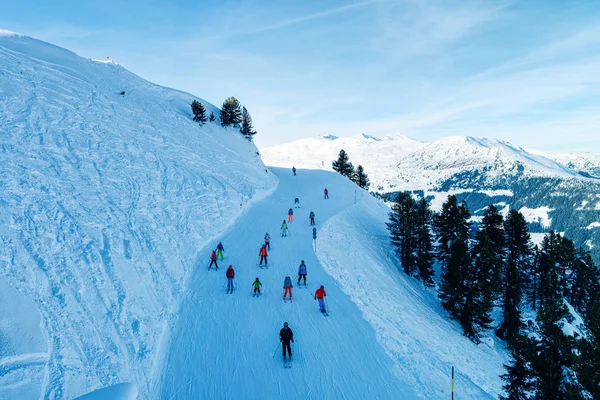 Människor Skidåkning på skidorten Penken Park i Österrike — Stockfoto