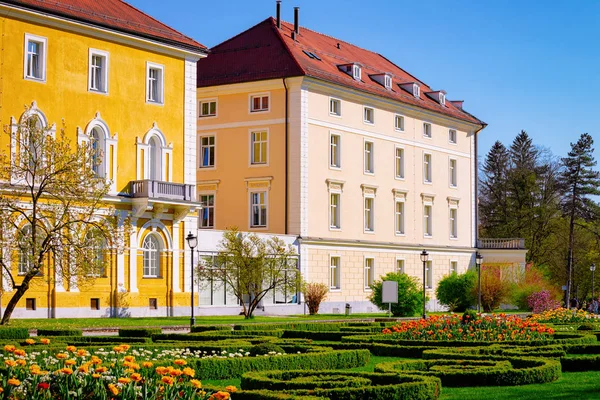 Garden and park at hotel building in Rogaska Slatina — Stock Photo, Image