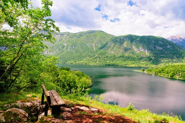 Bänk vid Bohinj Lake i Slovenien — Stockfoto