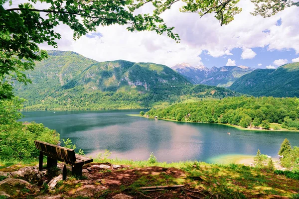 Bänk vid Bohinj Lake i Slovenien — Stockfoto
