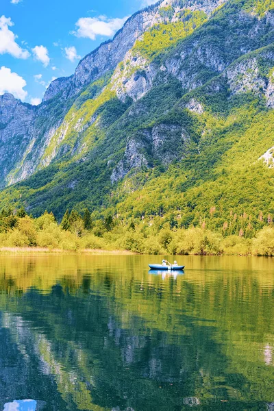 Landskap med par kanot på Bohinj Lake i Slovenien — Stockfoto