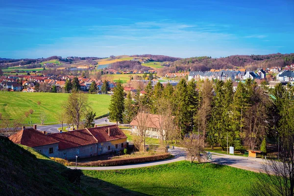 Paesaggio con campagna nel centro storico di Ptuj in Slovenia — Foto Stock