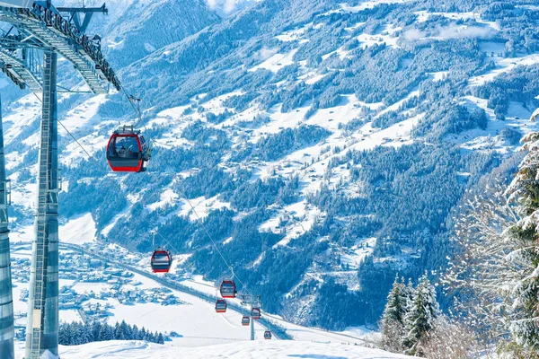 Kırmızı kablo arabalar Zillertal Arena kayak merkezi Tyrol Avusturya — Stok fotoğraf