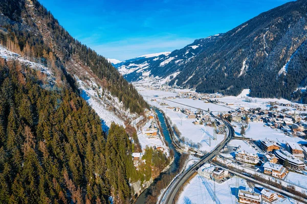 Panorama kurortu narciarskiego Mayrhofen i Ziller River Austria — Zdjęcie stockowe