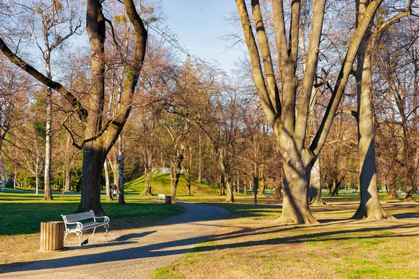 Romantische landschaft mit bank im mestni stadtpark in maribor — Stockfoto