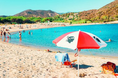 Akdeniz 'deki Chia Plajı' ndaki insanlar Güney Sardunya İtalya
