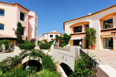 Porto Cervo lüks tatil kenti Kıyı mimarisi ile Cityscape