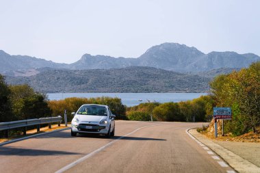 Araba Porto Cervo Costa Smeralda 'da yolda.