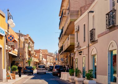 Cagliari araba trafiği ile Yol üzerinde Sokak görünümü