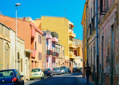 Cagliari 'de park etmiş arabalı cadde manzaralı.