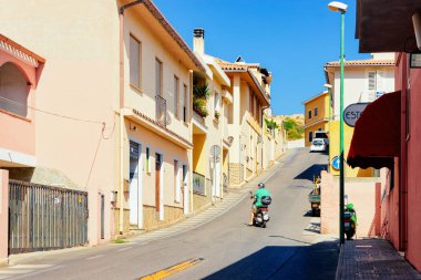 Scooter 'la Cagliari' deki Road Town 'da sokak manzarası