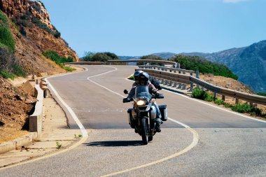 İtalya 'da Costa Smeralda yolunda motosiklet
