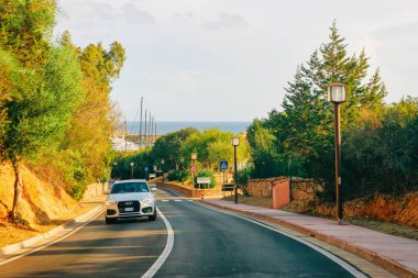Araba Porto Cervo Costa Smeralda 'da yolda.
