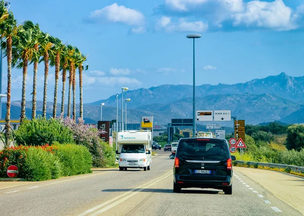 Minivan och Rv cavaran på väg Costa Smeralda Sardinien — Stockfoto