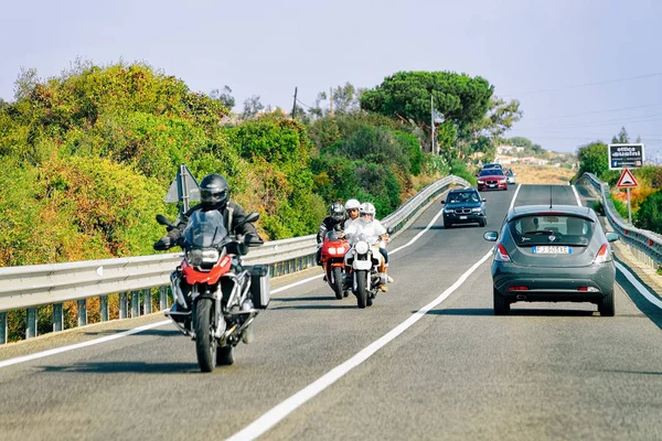 Motorräder und Autos auf der Straße costa smeralda — Stockfoto